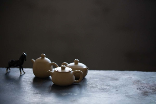 Jianshui Zitao Purple Clay Mini Teapot - White