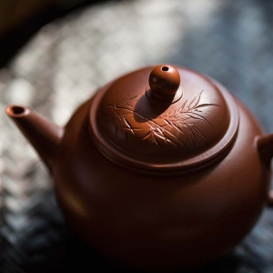 bamboo-engraved-shuiping-yixing-zisha-teapot-1