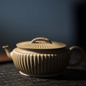 broad-sculpted-yixing-duanni-teapot-5