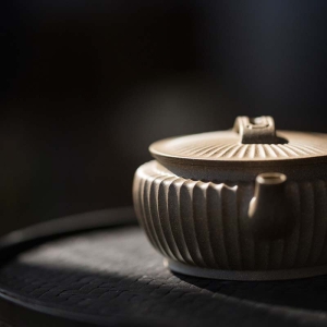 broad-sculpted-yixing-duanni-teapot-7