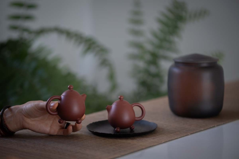 https://www.bitterleafteas.com/wp-content/uploads/2020/09/chazhou-dahongpao-clay-3-legged-dragon-egg-teapot-1-800x533.jpg