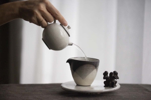 white-night-teapot-round-8