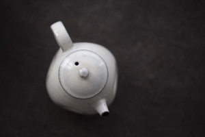 white-night-dimple-teapot-4