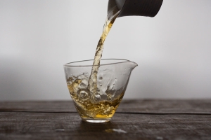 tiger-sniffs-the-rose-2022-naka-white-tea-8