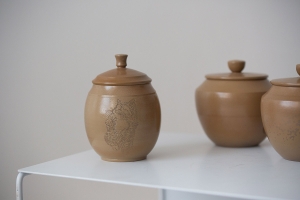 one-paw-up-wood-fired-jianshui-zitao-tea-jar-1