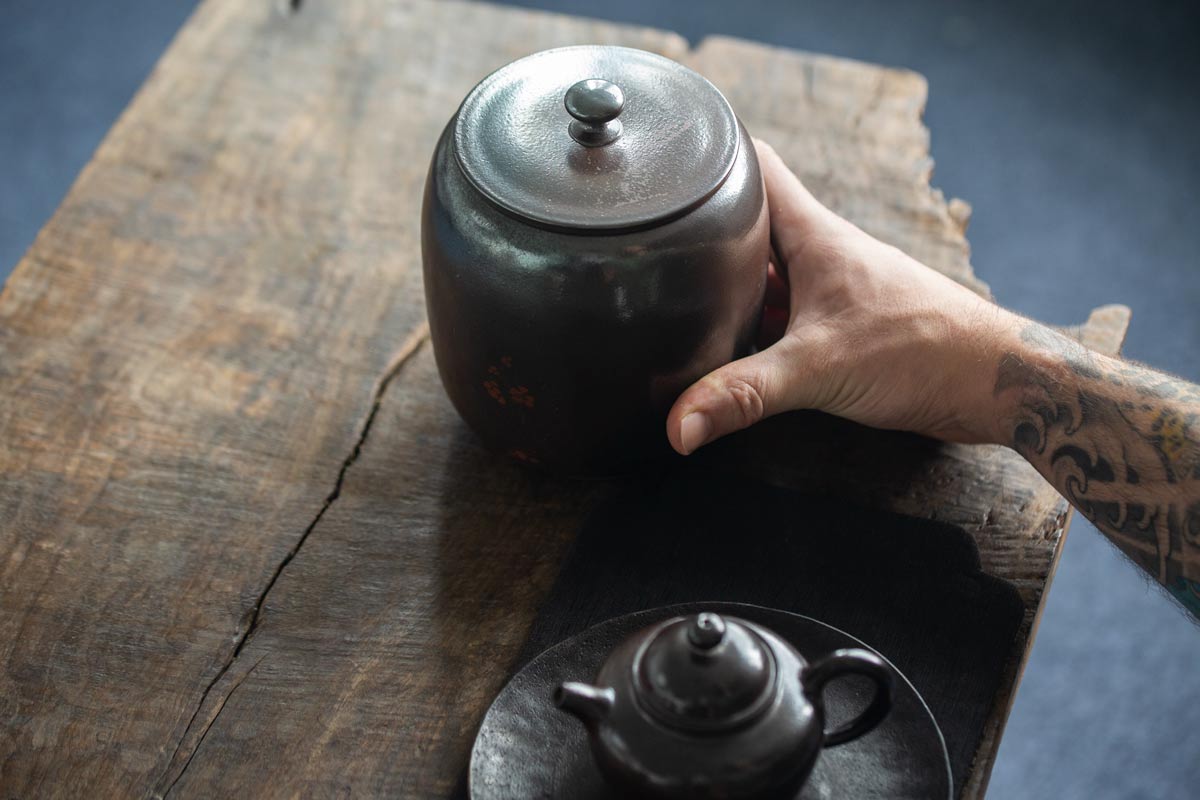 black-pearl-wood-fired-jianshui-zitao-tea-jar-4