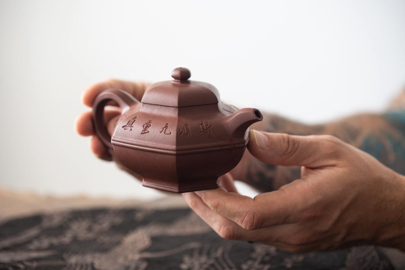 https://www.bitterleafteas.com/wp-content/uploads/2023/09/liu-fang-shuang-xian-hehuan-dicaoqing-clay-yixing-teapot-18-800x533.jpg